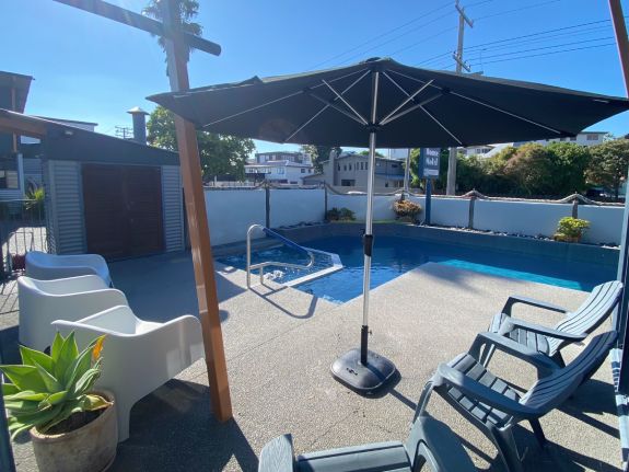 Papamoa motel with a pool